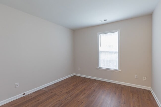 Building Photo - Beautiful 4 bed 2 bath home in Greensboro with fenced yard. Walk to coffee shop and restaurants.