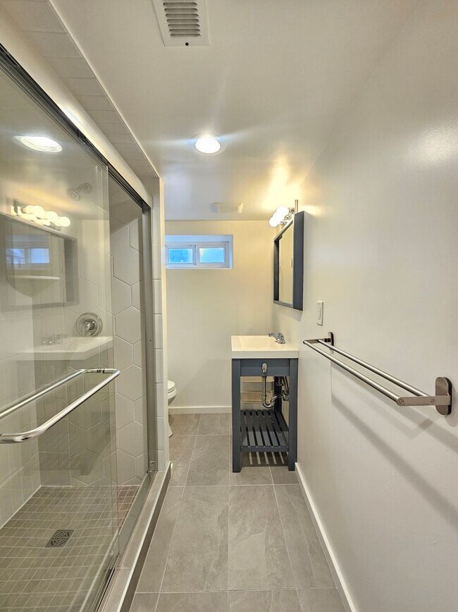 Building Photo - $2,300 - 3 Bed / 2 Bath Rancher Home in Perry District