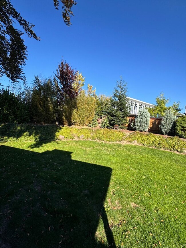 Building Photo - 3 Bedroom 1.5 baths! Walker & Cedar Hills ...