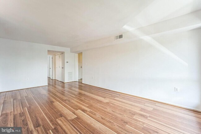 Building Photo - 5758 Village Green Dr
