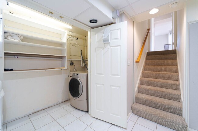 Building Photo - Spacious Split-Level with In-Law Suite & B...