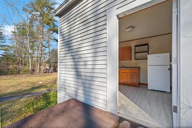 Building Photo - 443 Sackett Lake Rd