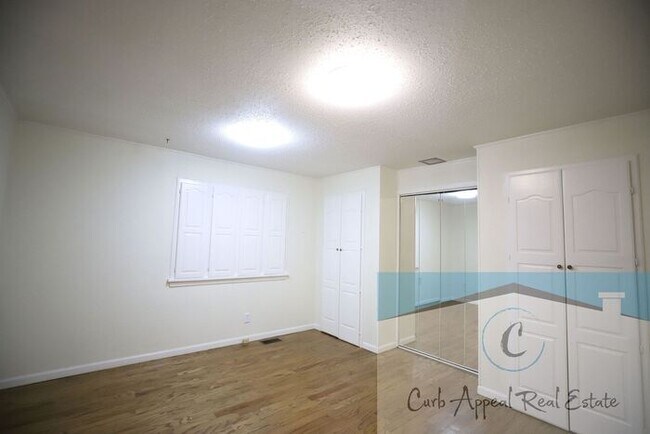 Building Photo - Westside Schools - 3 bed/ 2 bath 2,300 sq.ft.., den/family room, deck in the country on a paved r...