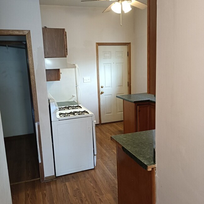 Building Photo - 1440 W Barry Ave