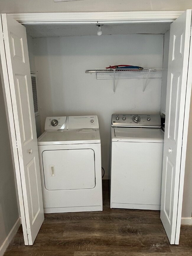 Building Photo - 2 BEDROOM 11/2 BATH TOWNHOME  MINUTES TO D...