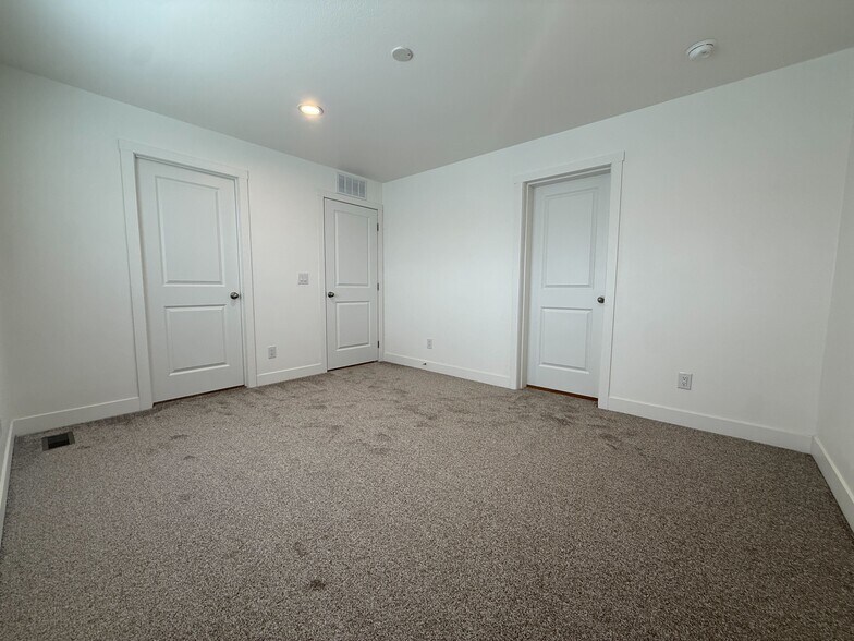 Building Photo - 3601 E Wyoming Ave