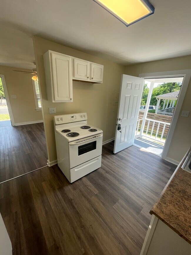 Building Photo - 1BD 1BA Duplex