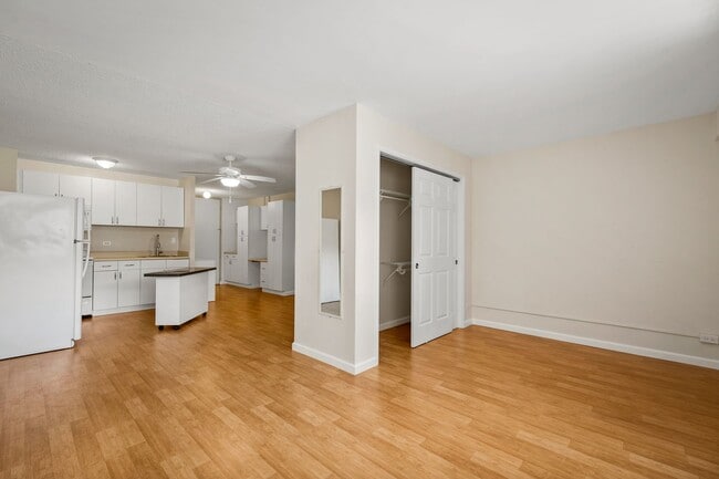 Building Photo - Makiki rental w/parking