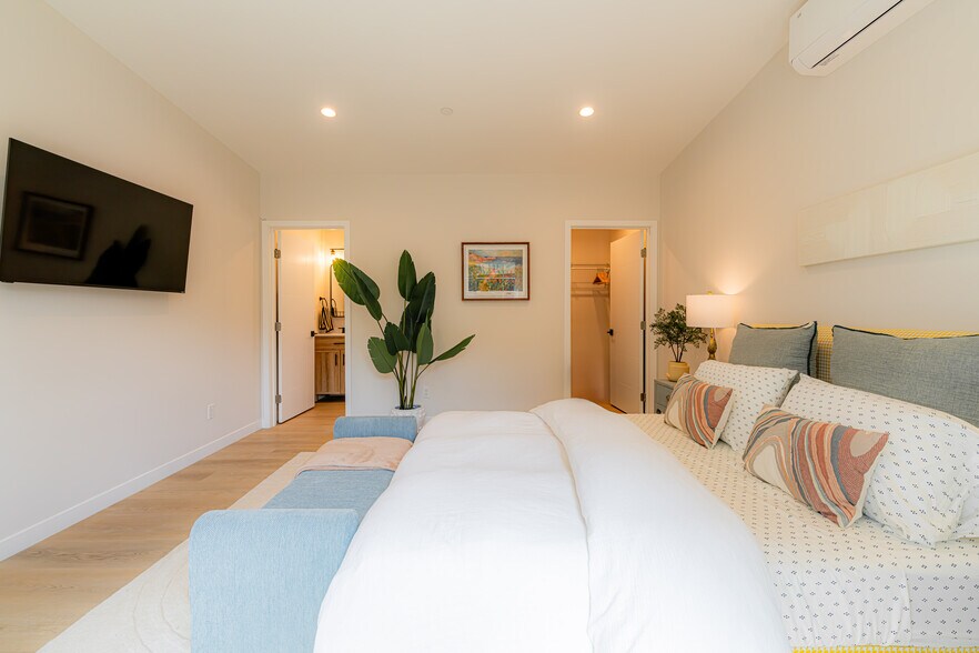 Building Photo - 9338 Langdon Ave