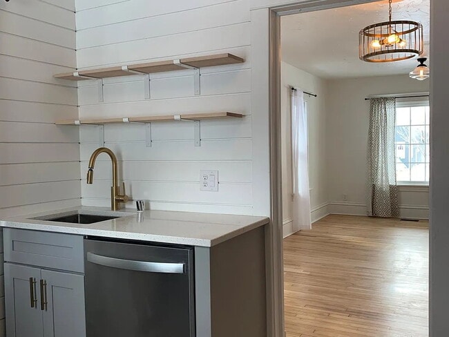 Building Photo - 6 BR 2 BA Single Family Home NEW U of MN - Sept 1 move in