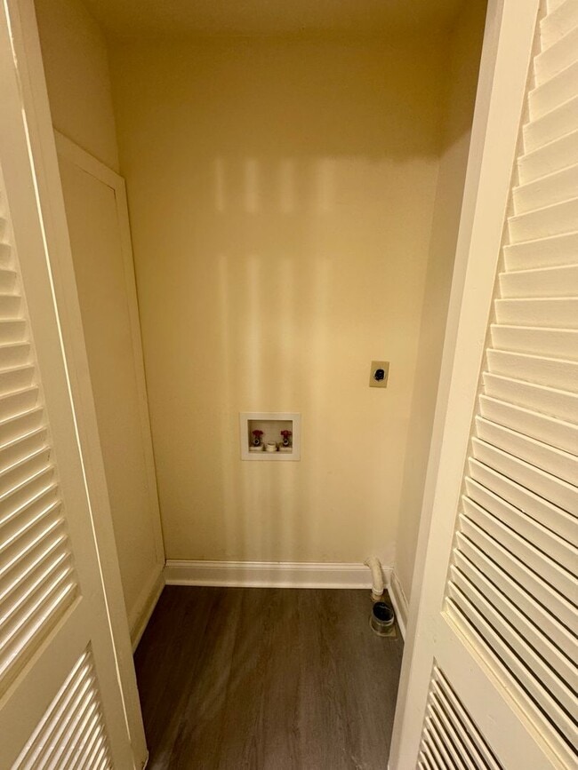 Building Photo - Move-in Ready!