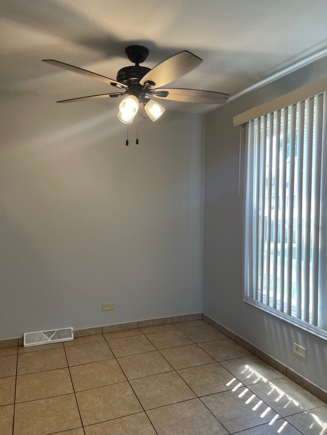 Building Photo - 423 James Ct