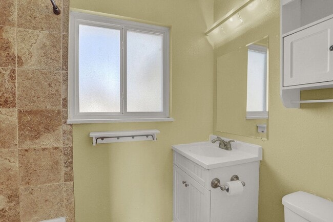 Building Photo - 512 Squire St