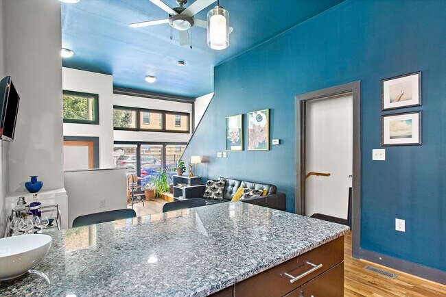 Building Photo - 206 N 1st St