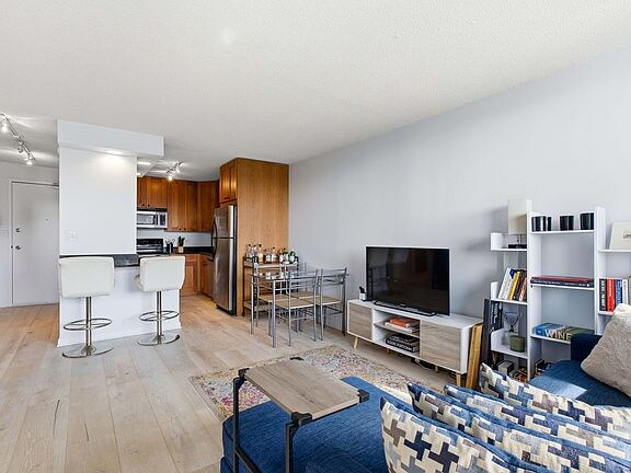 Building Photo - 450 W Briar Pl