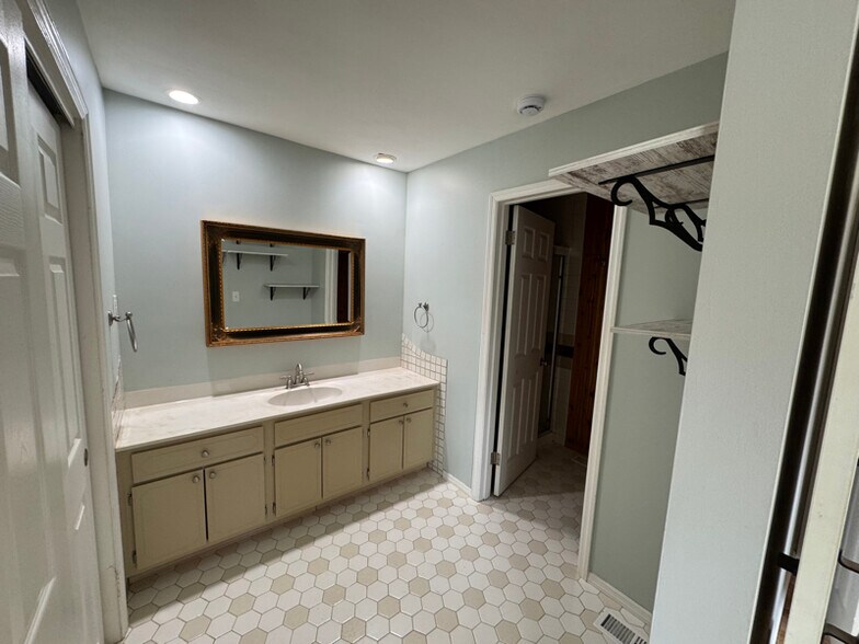 Building Photo - 4459 E Helenwood Dr
