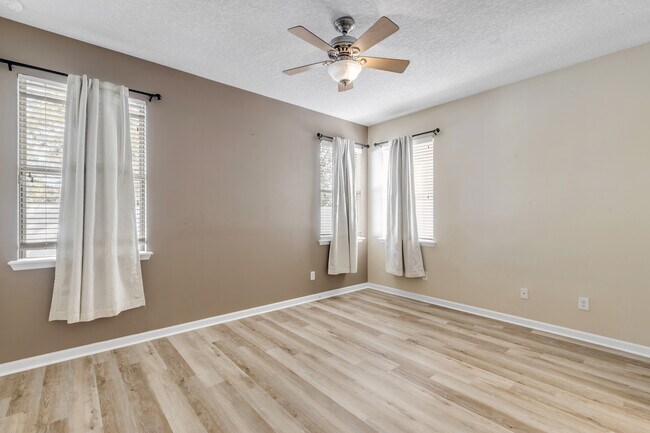 Building Photo - 627 Aeolian Dr