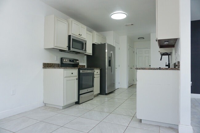 Building Photo - 127 Bronze Cir