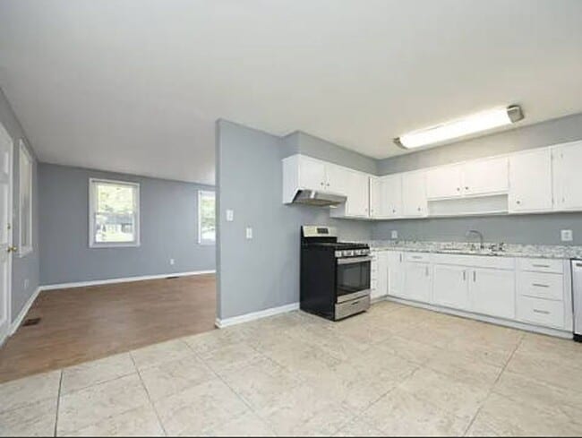 Building Photo - Charming Renovated Ranch – Turn-Key Ready in a Prime Raleigh Location
