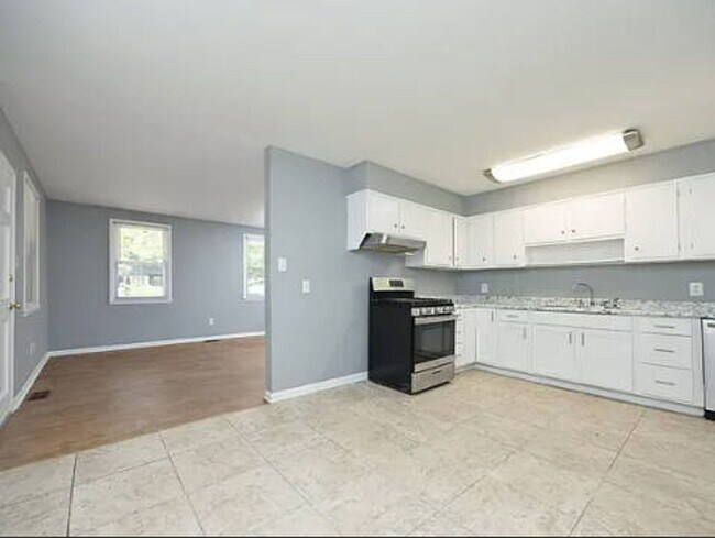Building Photo - HALF OFF 1ST FULL MONTHS RENT!!! Charming Renovated Ranch – Turn-Key Ready in a Prime Raleigh Loc...