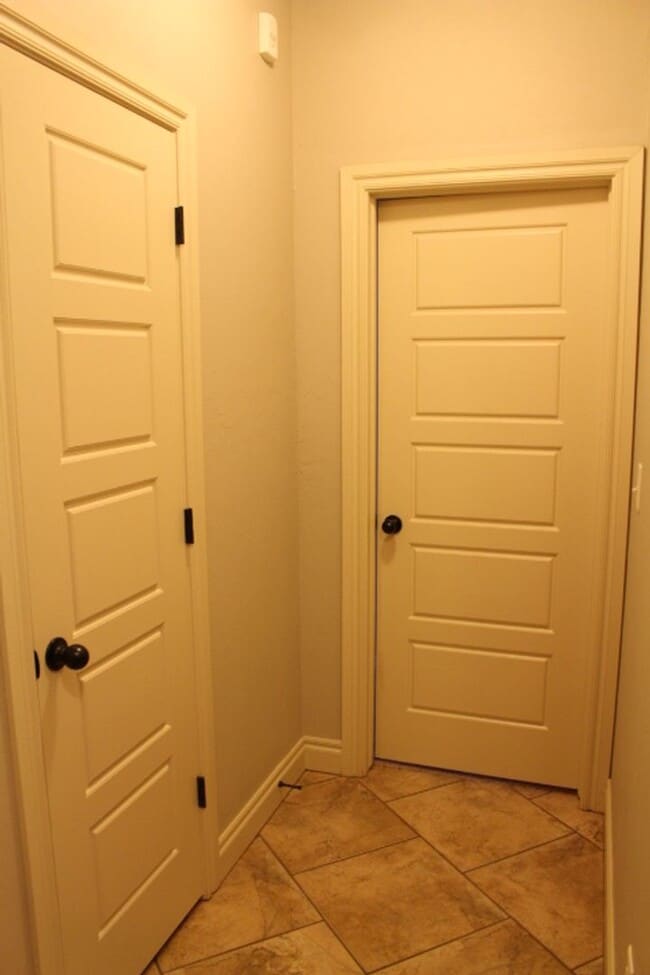 Building Photo - Southwest home, close to hospital, shopping, restaurants and easy access to FT Sill