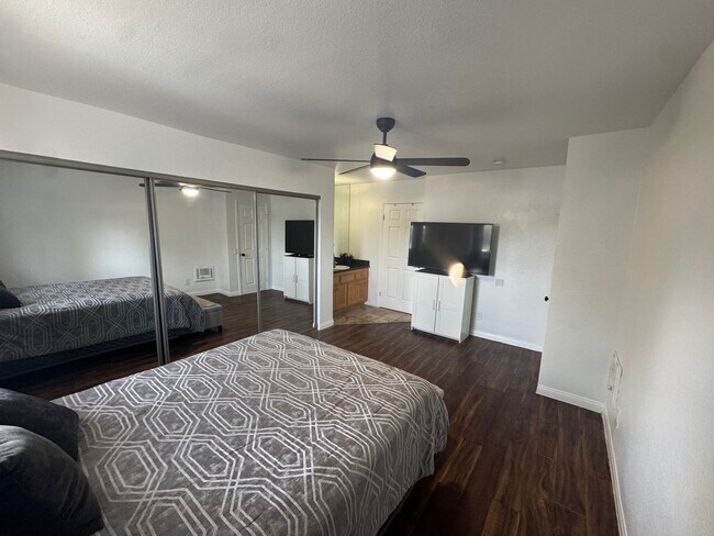 Building Photo - Newly renovated 2 bedroom, 2 bathroom condo