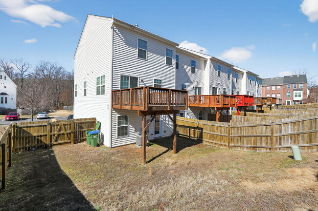 Building Photo - Welcome to a gorgeous end unit townhouse, located in the Heather Hills community.