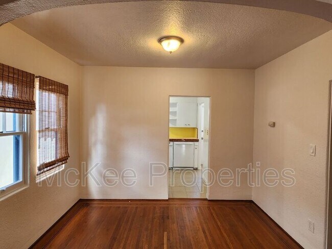 Building Photo - 907 9th St