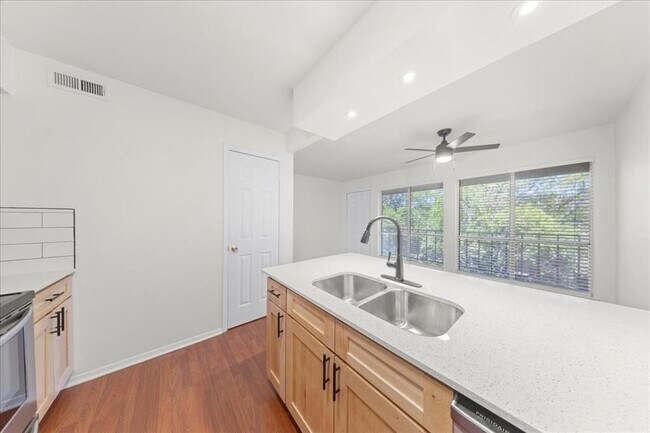 Building Photo - 6910 Hart Ln