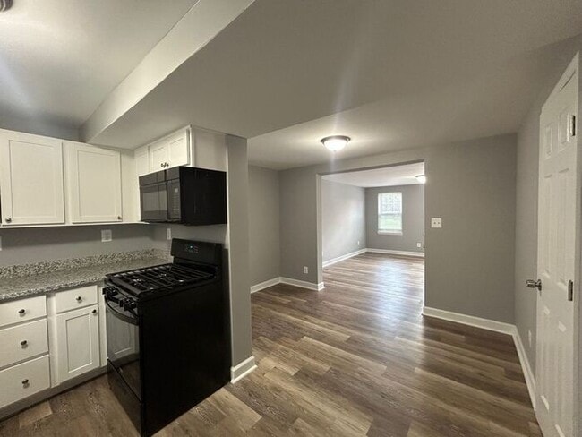 Building Photo - 4 Bedroom Home