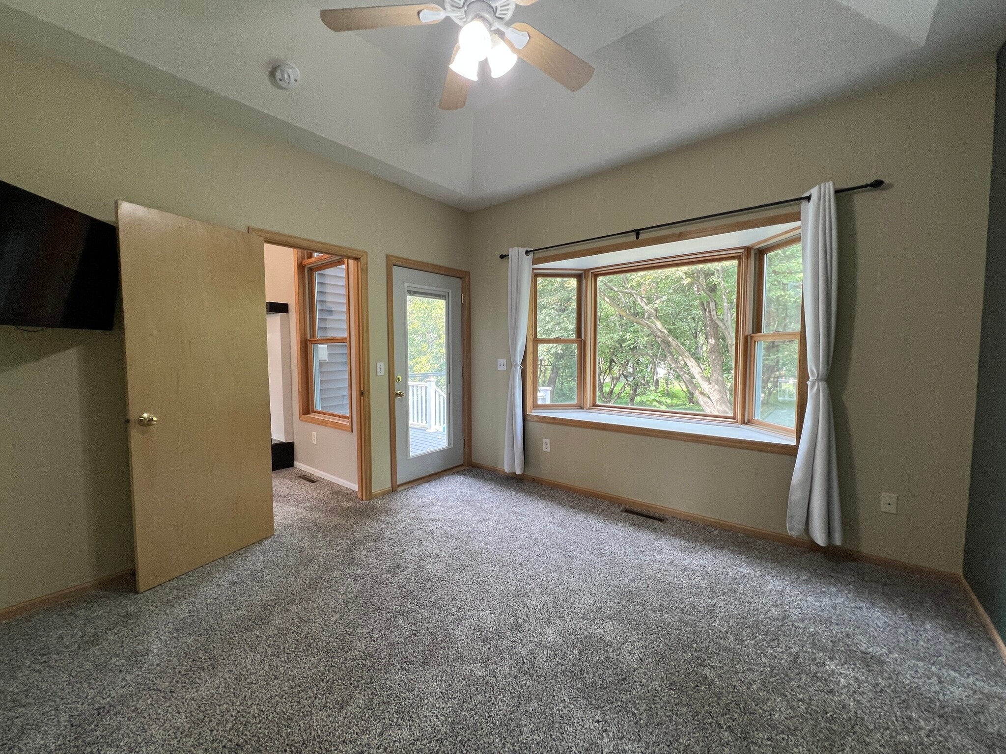 Primary Bedroom - 118 S Shannon Dr