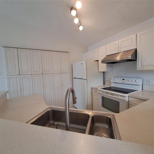 Building Photo - 3214 San Remo Cir