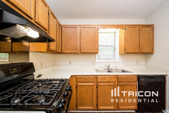 Building Photo - 3833 Greenbrook Dr