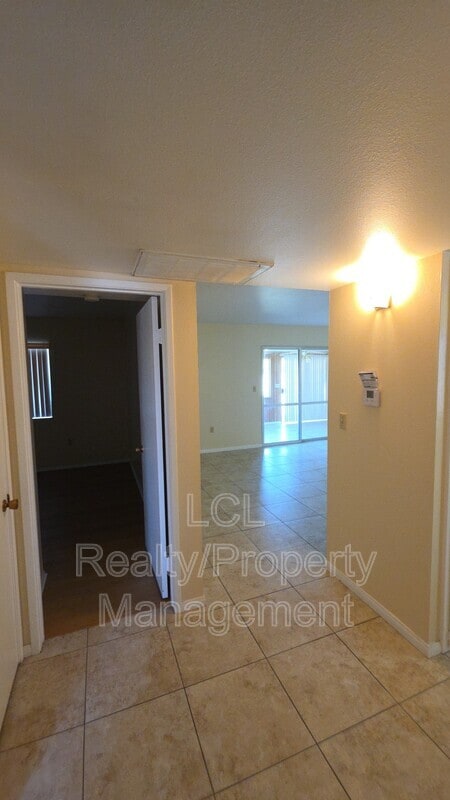 Building Photo - 26808 Augusta Dr