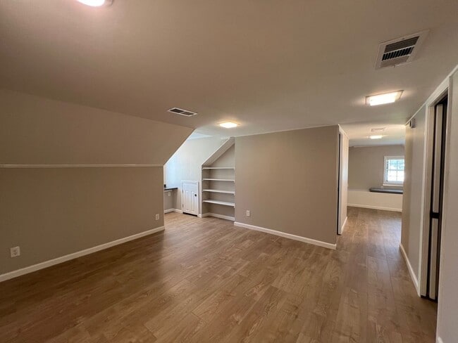 Building Photo - 9240 Lockhart Rd