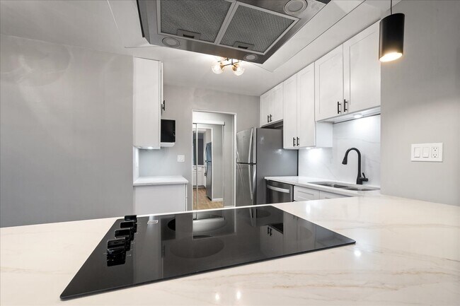 Building Photo - 5701 N Sheridan Rd