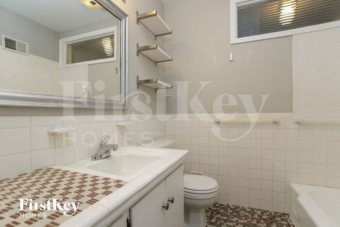 Building Photo - 9006 Grandview Dr