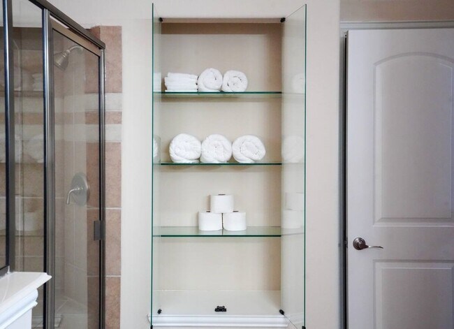 Building Photo - 5625 Dolores St