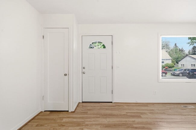 Building Photo - Updated Single-Level Home with Modern Kitchen, Natural Light & Parking