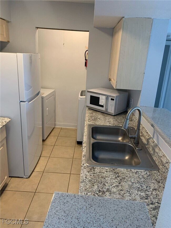 Building Photo - 2929 Winkler Ave