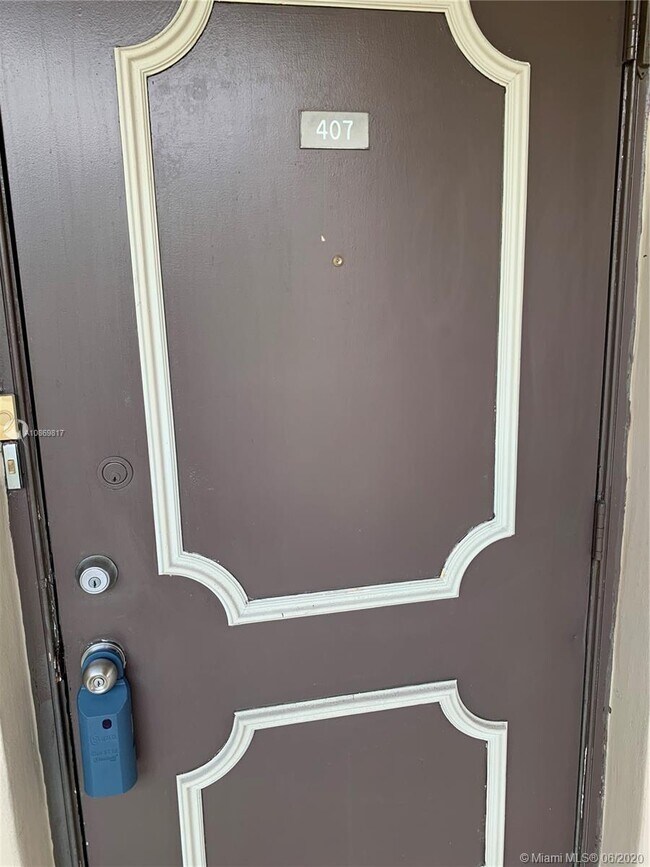 Building Photo - 9450 Poinciana Pl