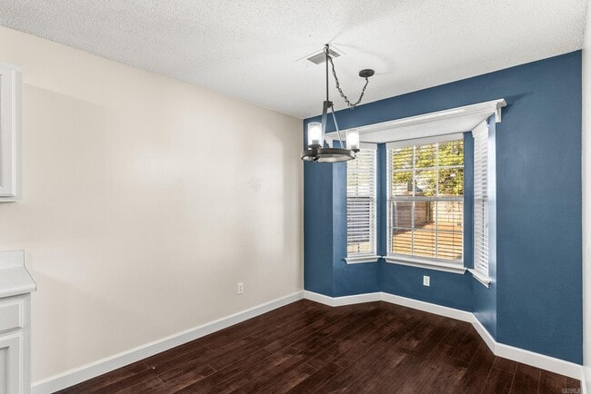 Building Photo - 10 Meadow Ridge Loop