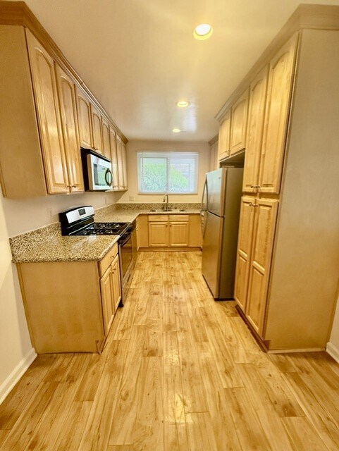 Building Photo - 220 S Doheny Dr