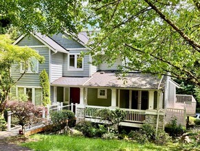 Building Photo - 4 Bed / 2.5 Bath Bellevue/Lake Sammamish s...