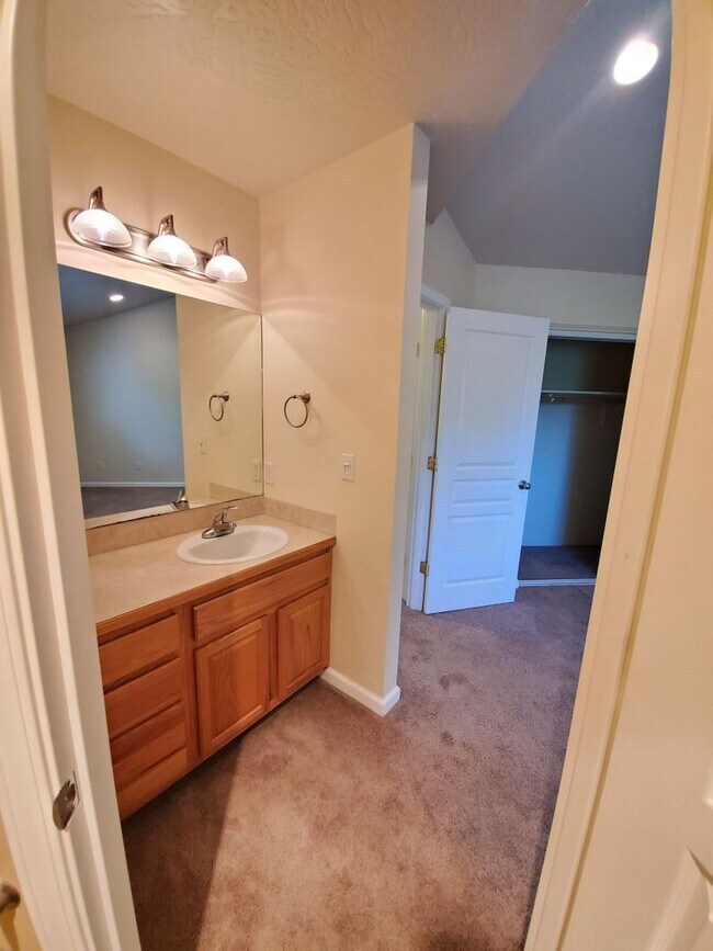 Building Photo - Beautiful Condo in Gilham
