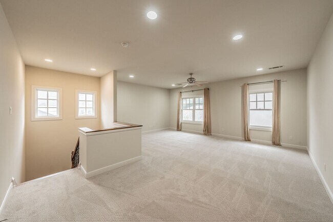 Building Photo - Beautiful Monticello Town Home!!!
