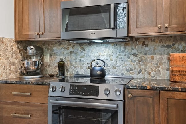 Building Photo - 18 Spur Dr