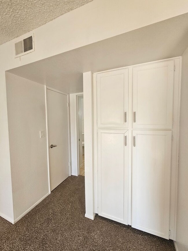 Building Photo - $500 Off First Month! 2 Bed 2 Bath Condo Near Dobson & University with In-Unit W/D