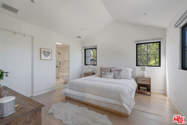 Building Photo - 5265 Dahlia Dr