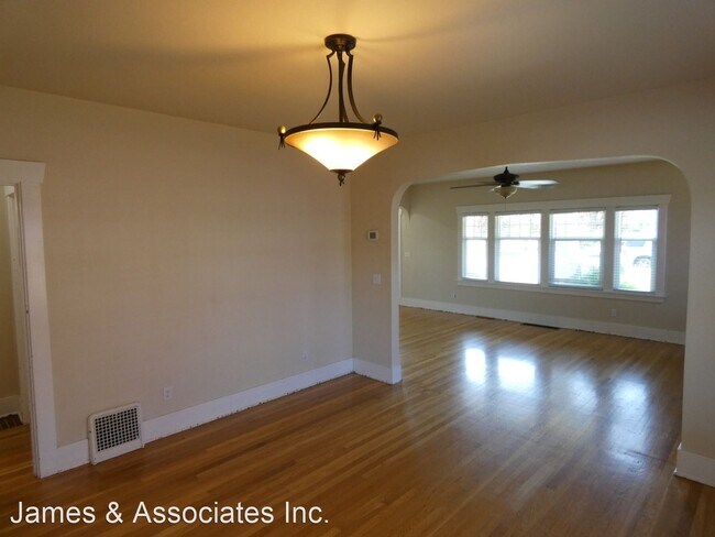 Building Photo - 3 br, 1 bath House - 221 W 9th Street